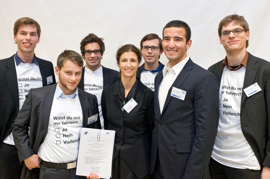 Das Team der TUMitfahrer App mit Prof. Regine Keller, Vizepräsidentin für Studium und Lehre der TUM (Foto: Andreas Heddergott)
