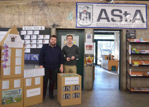 Sebastian Biermann (Vorsitzender des Fachschaftenrats) und Philipp Rinner (Referent für Hochschulpolitik des AStA) bei der Bewerbung der Diskussionsveranstaltungen. (Foto: AStA TUM)