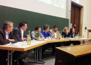 Sebastian Biermann (Vorsitzender des Fachschaftenrats der TUM), 3.v.r., zusammen mit den OB-Kandidatinnen und Kandidaten bei der 2. Podiumsdiskussion am 23. Januar 2014. (Foto: AStA TUM)