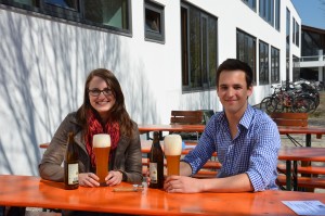 Bier schmeckt nicht nur, sondern ist auch ein interessantes Studienobjekt: Nadja von Nessen und Raik Bär machen ihren Master im Studiengang Brauwesen und Getränketechnologie. (Bild: B. Wankerl / TUM)