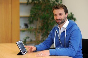 Michael Folgmann vom Medienzentrum der TUM berät Lehrende zum Einsatz digitaler Medien. Foto. ccc