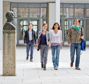 Studierende am Campus der TUM (Foto: Andreas Heddergott)