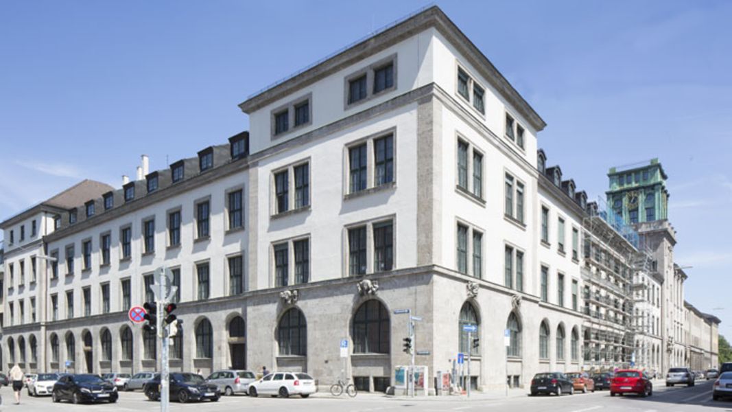 Thierschbau an der Ecke Gabelsberger-/Luisenstraße mit dem Thierschturm im Hintergrund.