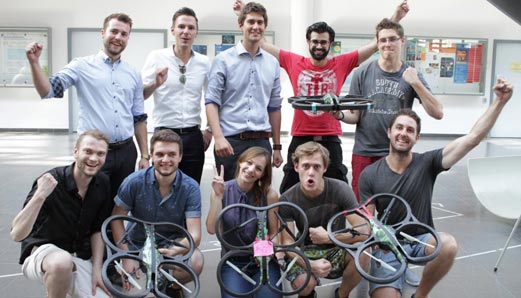 Studierende beim Elective Autonomous Drones: Hier wird innerhalb einer Woche gelernt eine Drohne so zu programmieren, dass sie autonom fliegt (Bild: CDTM)