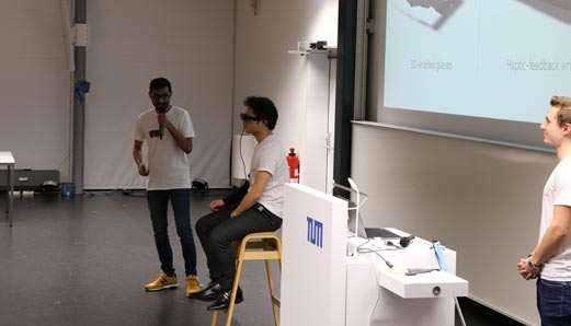 Product Design Fair: Studierende des Teams CU stellen ihre 3D-Kamerabasierte Navigationshilfe für Blinde aus dem Seminar Managing Product Development vor rund 400 Zuschauern vor (Bild: CDTM)