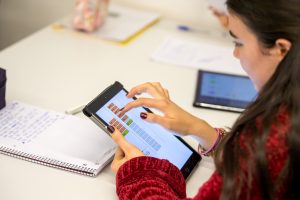 Eine Schülerin arbeitet im Unterrichtsvideo mit dynamischen mathematischen Visualisierungen der Toolbox Lehrerbildung. Die Videos für die Toolbox Lehrerbildung wurden mit Schülerinnen und Schülern des Gymnasiums Kirchseeon produziert. (Bild: A. Eckert / TUM)