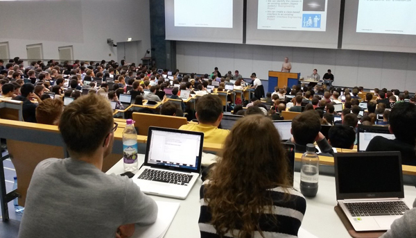 Hörsaal- Startbild Studierende an der TUM (Foto:TUM, Lehrstuhl für Angewandte Softwaretechnik)