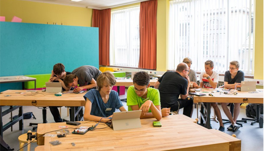 Im Schülerforschungszentrum stehen den Schülerinnen und Schülern verschiedene Angebote zur Verfügung, um sich mit naturwissenschaftlichen Themen uz beschäftigen (Bild: Astrid Eckert/ TUM)