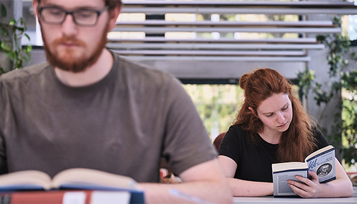 Studierende in der Bibliothek der Hochschule für Philosophie.