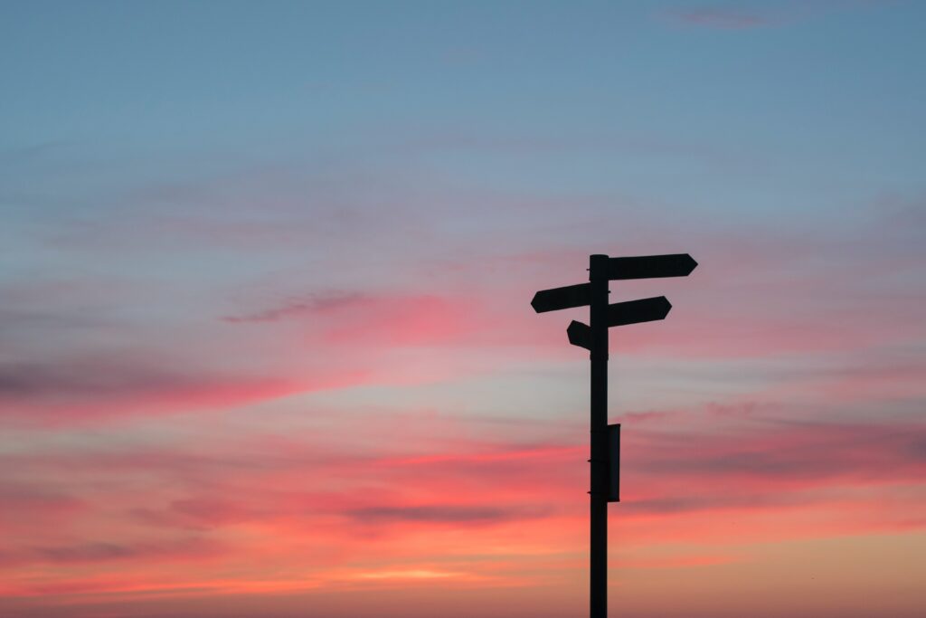 Wegweiser als Sinnbild: Wo soll es hingehen?